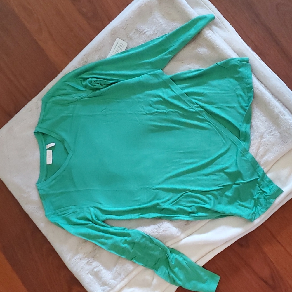 Green long sleeve shirt. Girls size 14/16. Never worn - new with tag